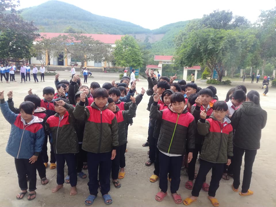 Tặng áo ấm cho học sinh nghèo vùng sâu, vùng xa huyện M'Drắk