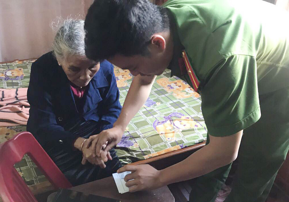 Công an huyện Cư M’gar đến tận nhà cấp CMND cho người dân