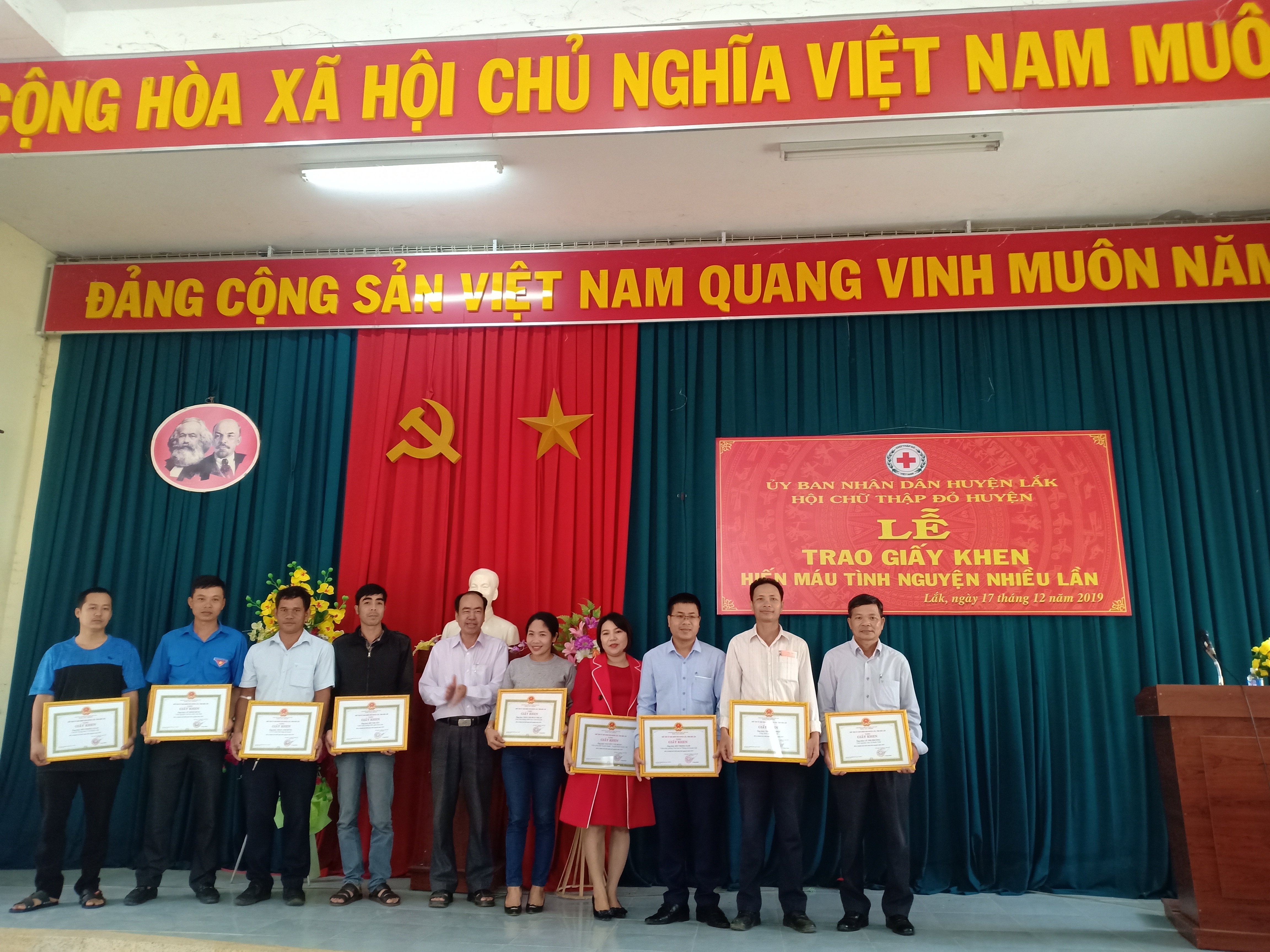 Huyện Lắk khen thưởng 46 tình nguyện viên tiêu biểu trong phong trào hiến máu tình nguyện