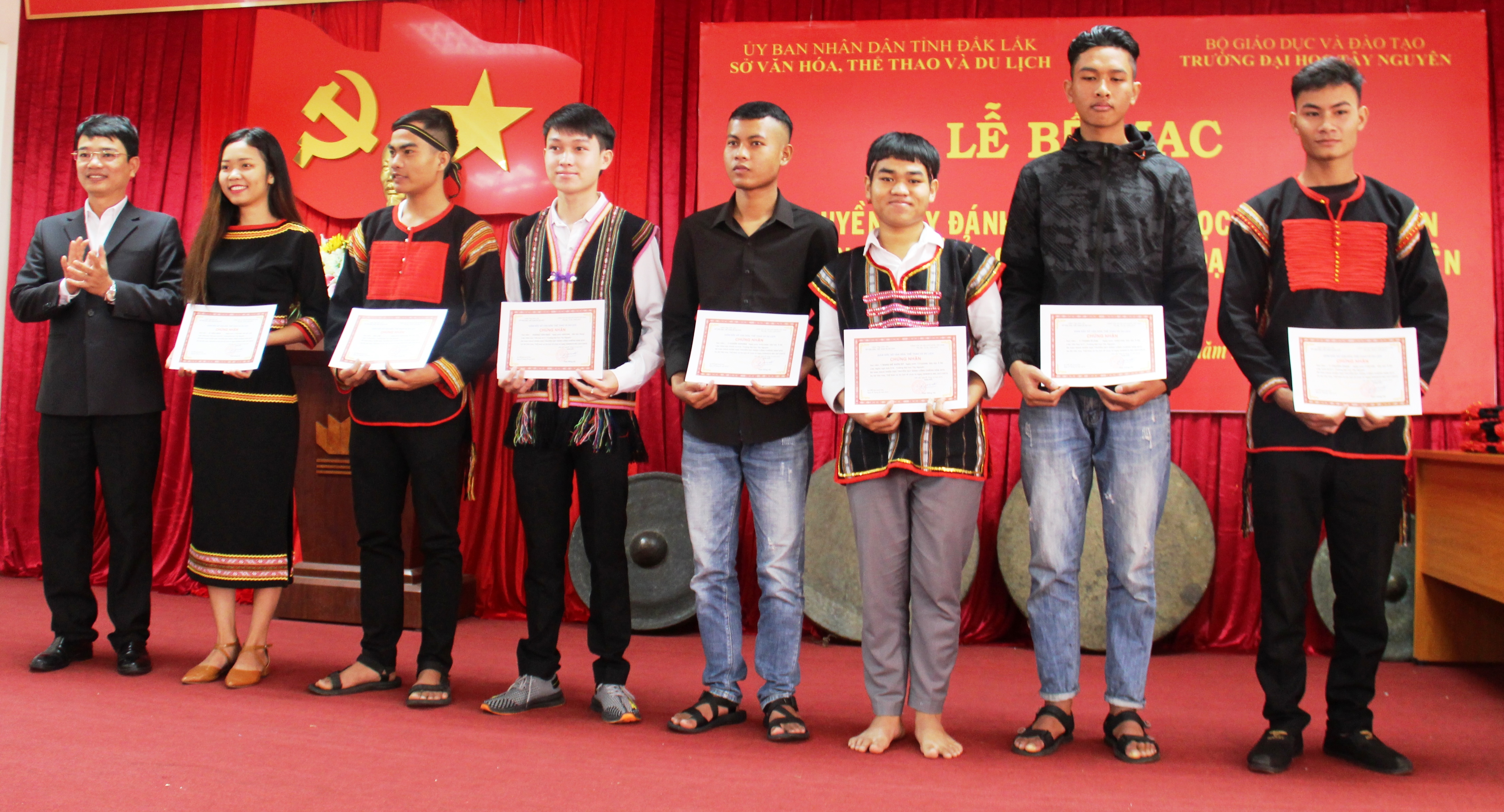 Bế mạc lớp truyền dạy đánh chiêng cho học sinh, sinh viên người dân tộc thiểu số