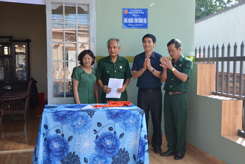 Hội Cựu chiến binh thành phố Buôn Ma Thuột trao tặng nhà “Nghĩa tình Đồng đội”