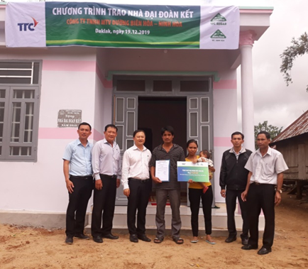 Tặng nhà đại đoàn kết cho gia đình có hoàn cảnh khó khăn.