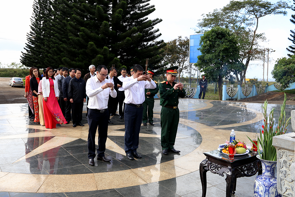 Ngành Thông tin và Truyền thông viếng Đài tưởng niệm các liệt sỹ Giao bưu – Thông tin liên lạc Tây Nguyên nhân kỷ niệm 75 năm Ngày thành lập Quân đội nhân dân Việt Nam