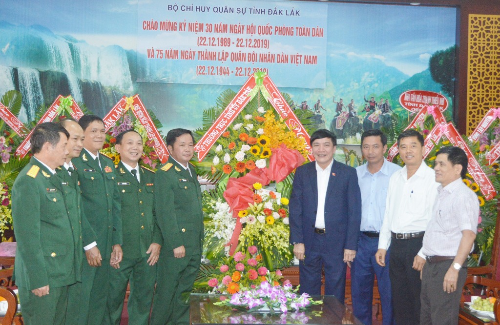 Bí thư Tỉnh ủy Bùi Văn Cường thăm, chúc mừng các đơn vị quân đội nhân ngày 22/12