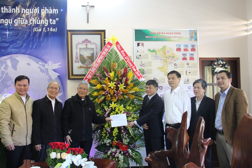 Thường trực Tỉnh ủy thăm, chúc mừng các cơ sở tôn giáo nhân dịp Lễ Giáng sinh năm 2019