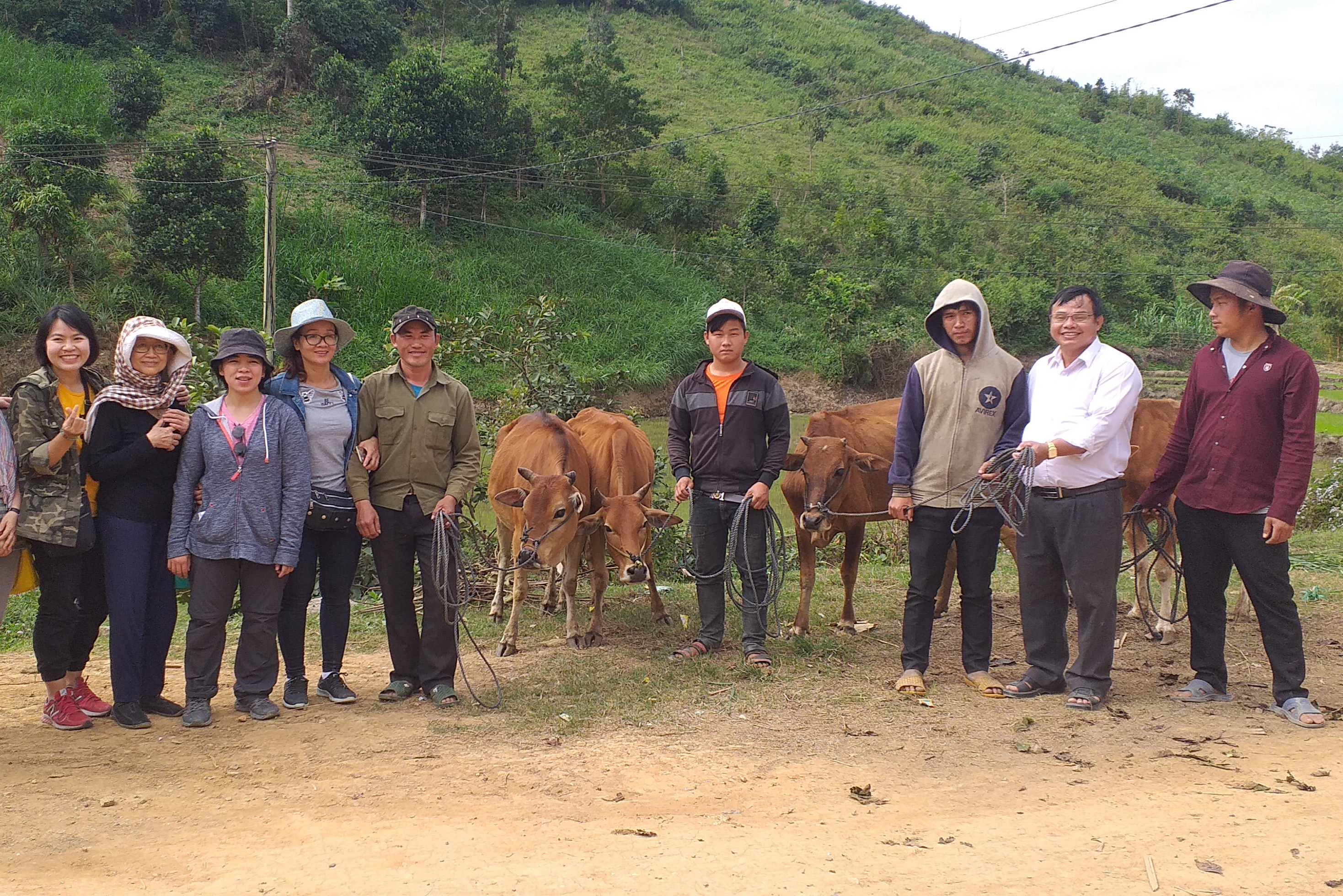 Chương trình “Nhịp cầu nhân ái” tại xã Cư Pui