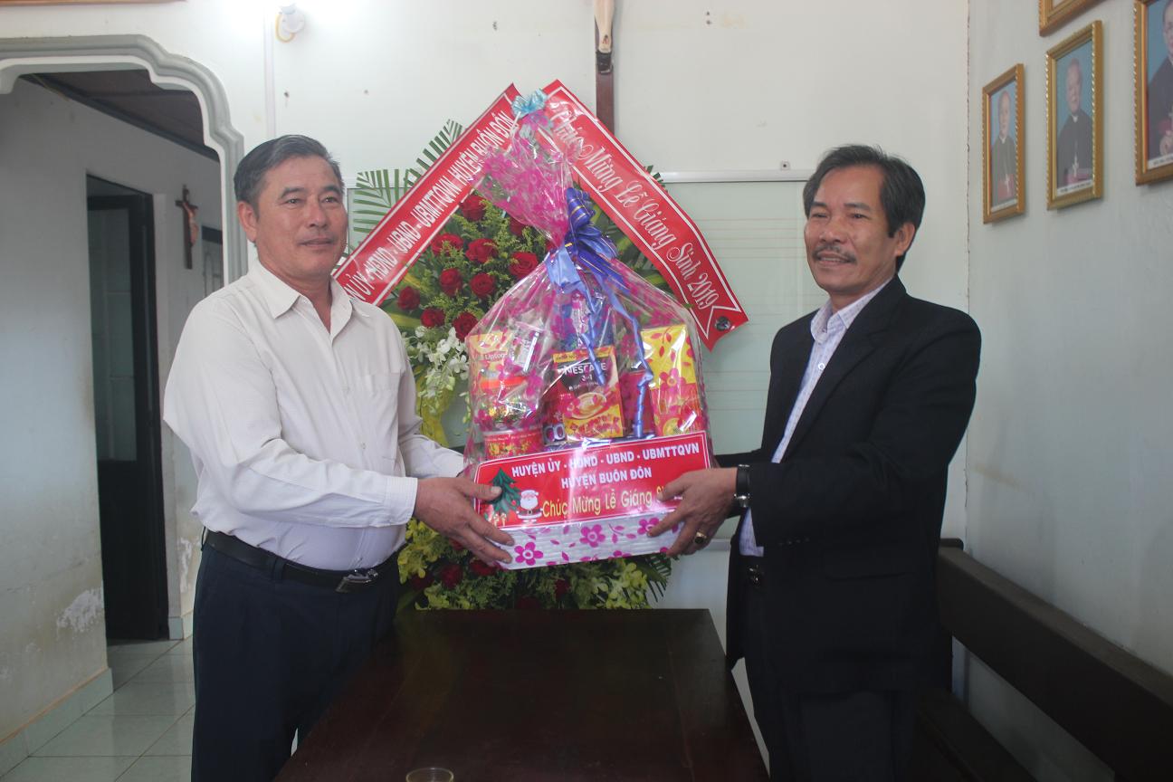 Huyện Buôn Đôn thăm, tặng quà các cơ sở tôn giáo nhân dịp Giáng sinh 2019