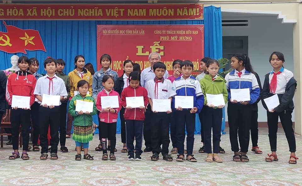 Trao tặng 80 suất học bổng cho học sinh nghèo hiếu học