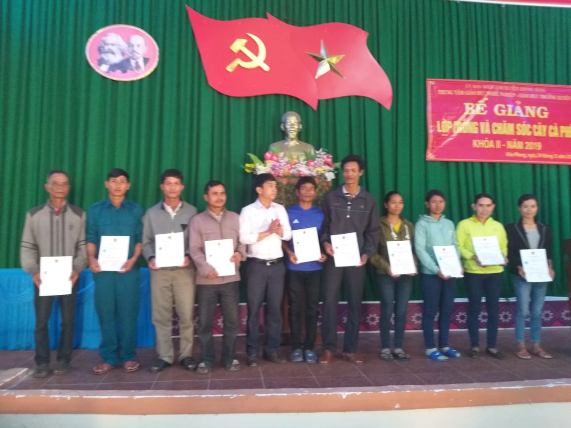 Bế giảng lớp dạy nghề trồng và chăm sóc cây cà phê ở xã Hòa Phong