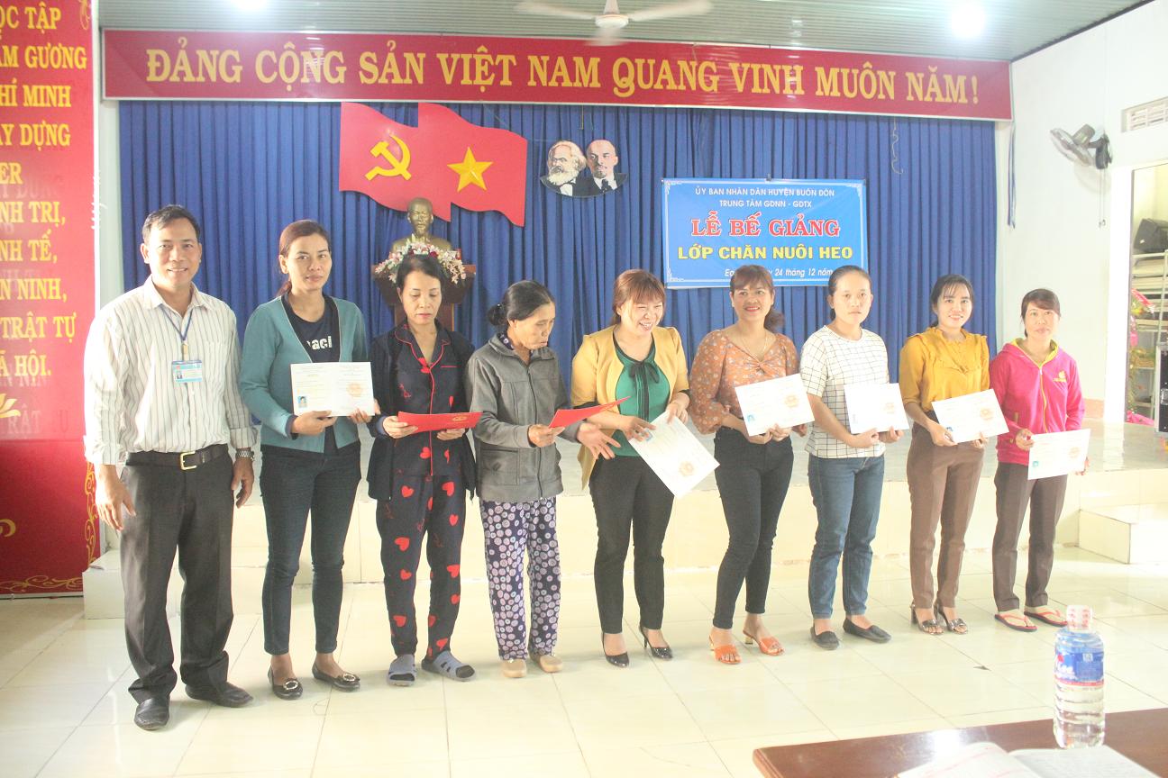 Huyện Buôn Đôn: Bế giảng lớp dạy nghề chăn nuôi heo tại xã Ea Wer