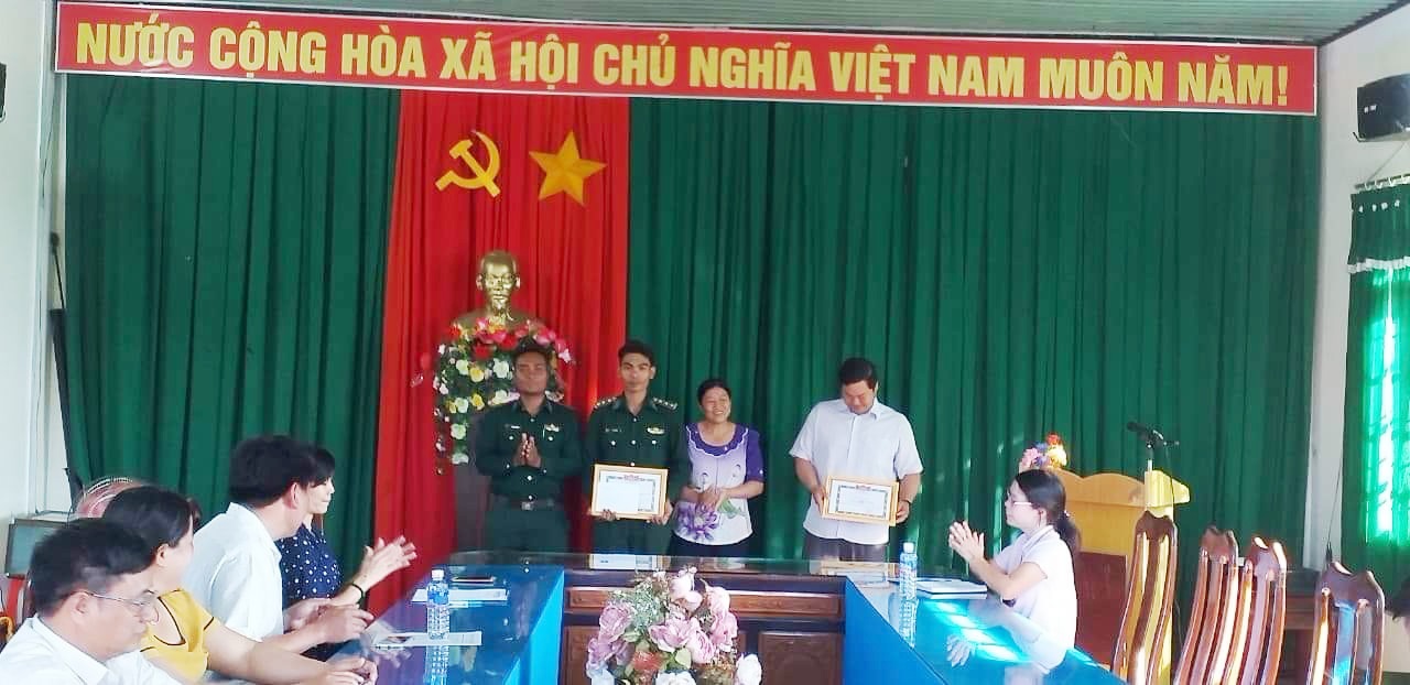 Đồn Biên phòng Ia Rvê triển khai lực lượng chữa cháy nhà dân