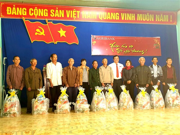 Văn phòng đại diện Agribank khu vực miền Trung tặng 100 suất quà Tết tại xã Dur Kmăl, Krông Ana