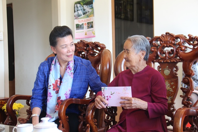 Trung ương Hội Liên hiệp phụ nữ Việt Nam thăm, tặng quà Mẹ Việt Nam Anh hùng tại thành phố Buôn Ma Thuột