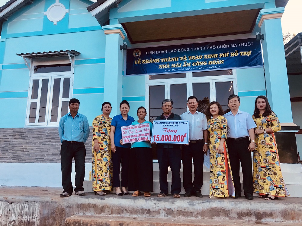 Liên đoàn Lao động thành phố Buôn Ma Thuột trao nhà mái ấm công đoàn