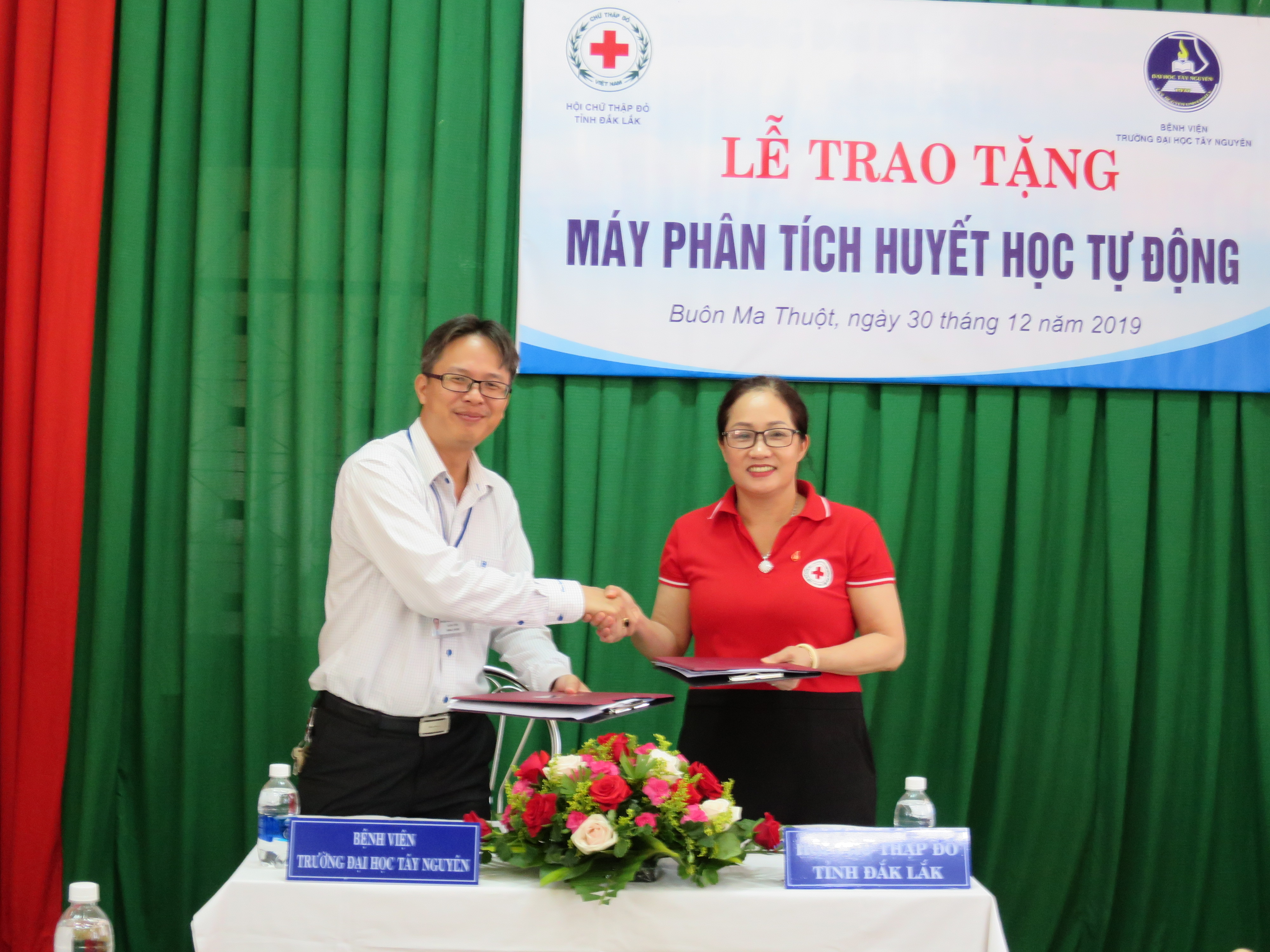Lễ trao tặng máy phân tích huyết học tự động tại bệnh viện Đại học Tây Nguyên