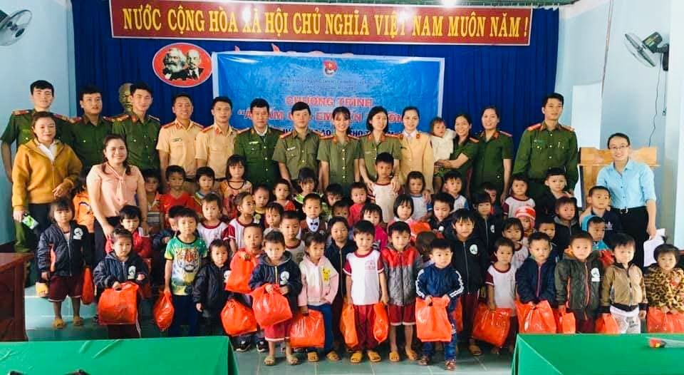 Tuổi trẻ M'Drắk chung tay chăm lo Tết cho người nghèo