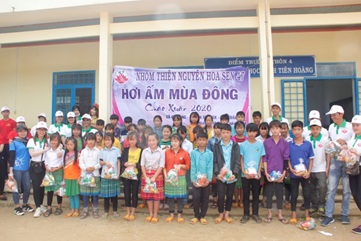 Tặng 420 suất quà tại xã Cư San, huyện M’Đrắk