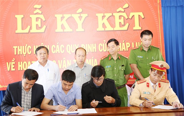 Ký kết thực hiện các quy định của pháp luật về hoạt động vận tải mía đường