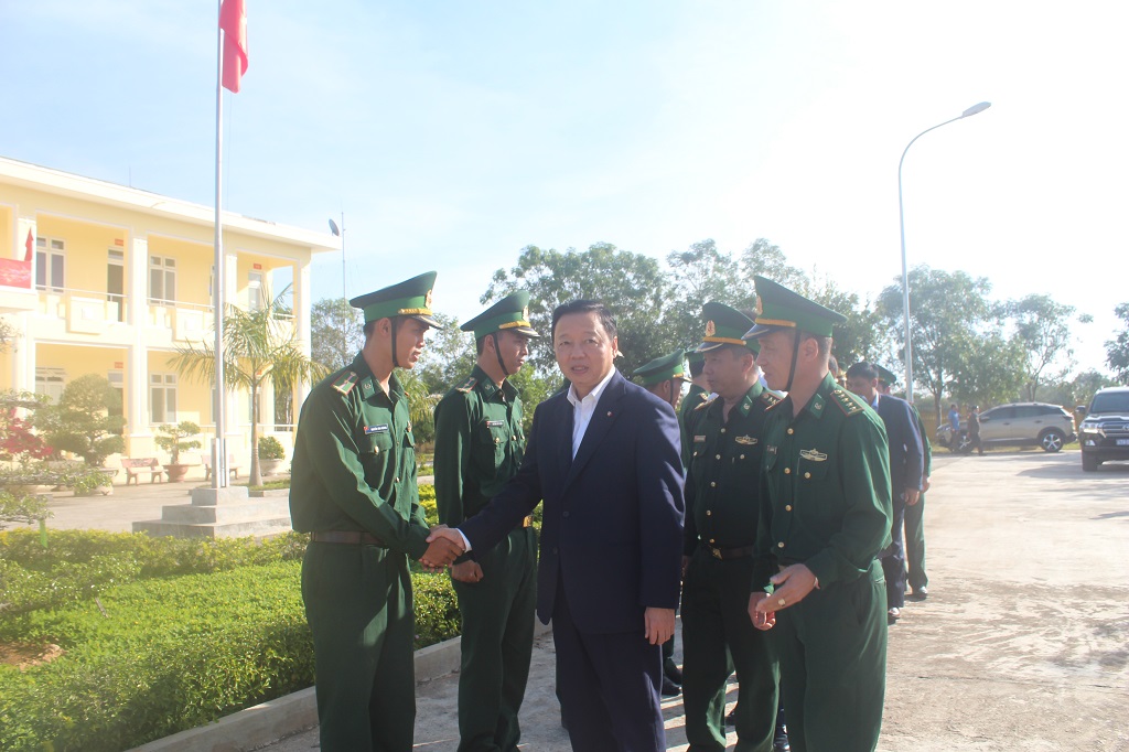 Bộ trưởng Bộ Tài nguyên và Môi trường thăm, chúc Tết cán bộ, chiến sĩ Tiểu đoàn Huấn luyện - Cơ động