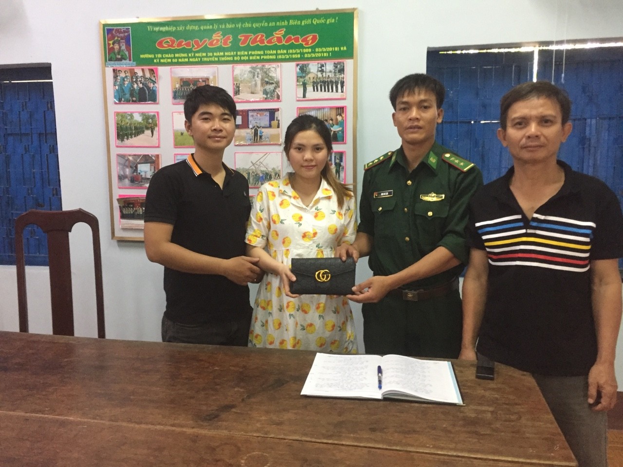 Cán bộ Biên phòng trả lại tài sản cho người bị đánh rơi