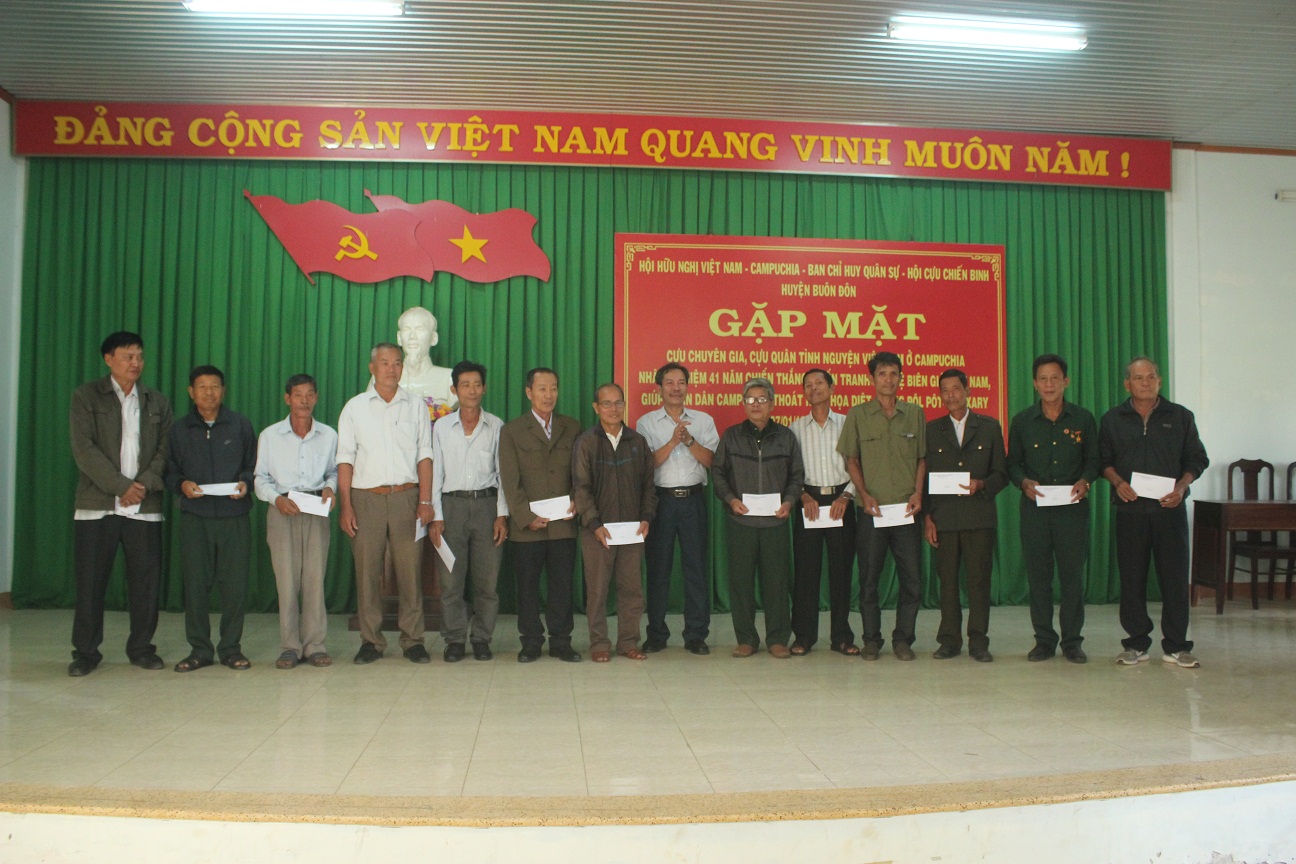 Huyện Buôn Đôn gặp mặt cựu chuyên gia, quân tình nguyện Việt Nam tại Campuchia