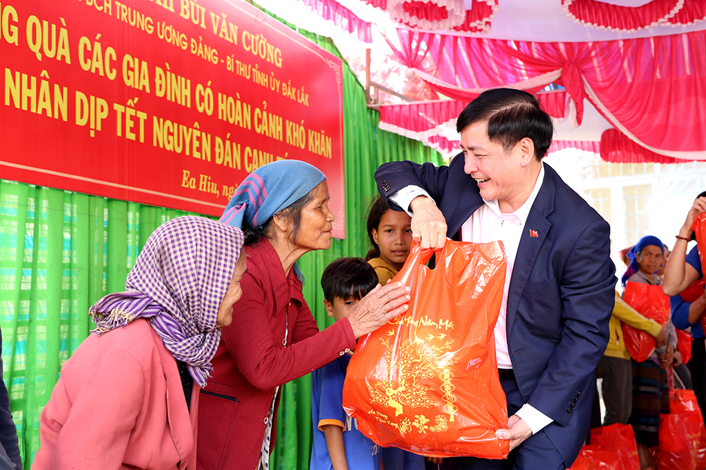 Bí thư Tỉnh ủy Bùi Văn Cường thăm và tặng quà các hộ gia đình khó khăn tại xã Ea Hiu