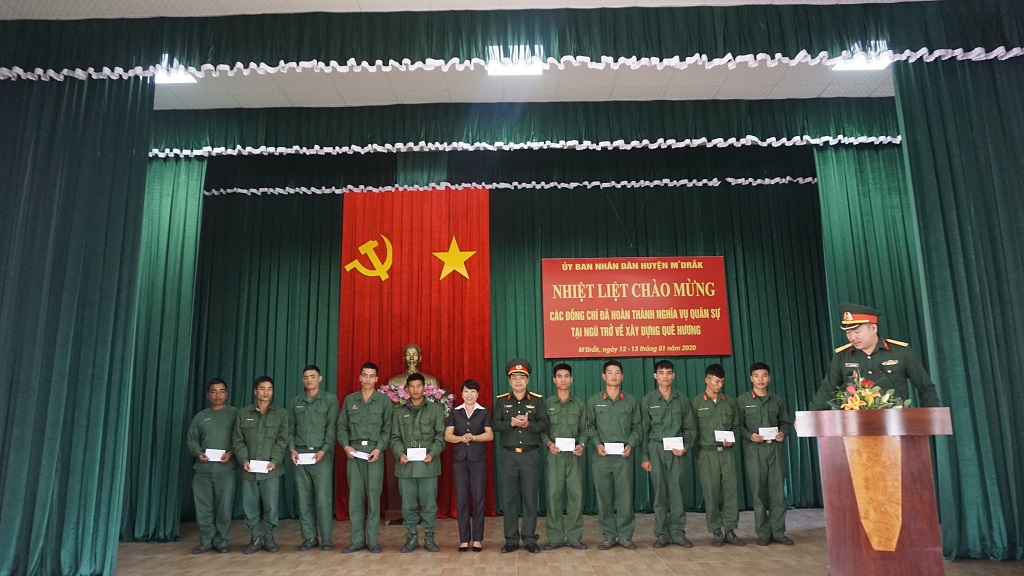 Huyện M'Drắk đón nhận quân nhân hoàn thành nghĩa vụ quân sự trở về địa phương năm 2020