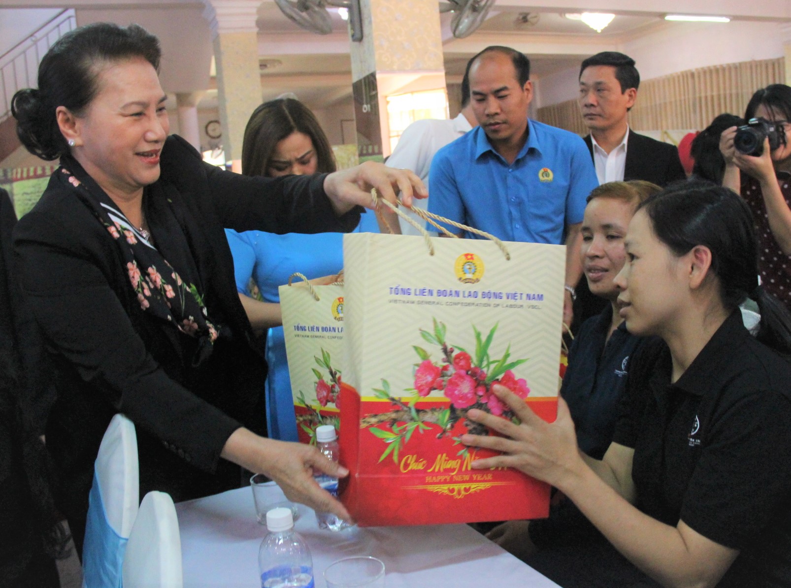 Trao 100 suất quà tặng công nhân, người lao động