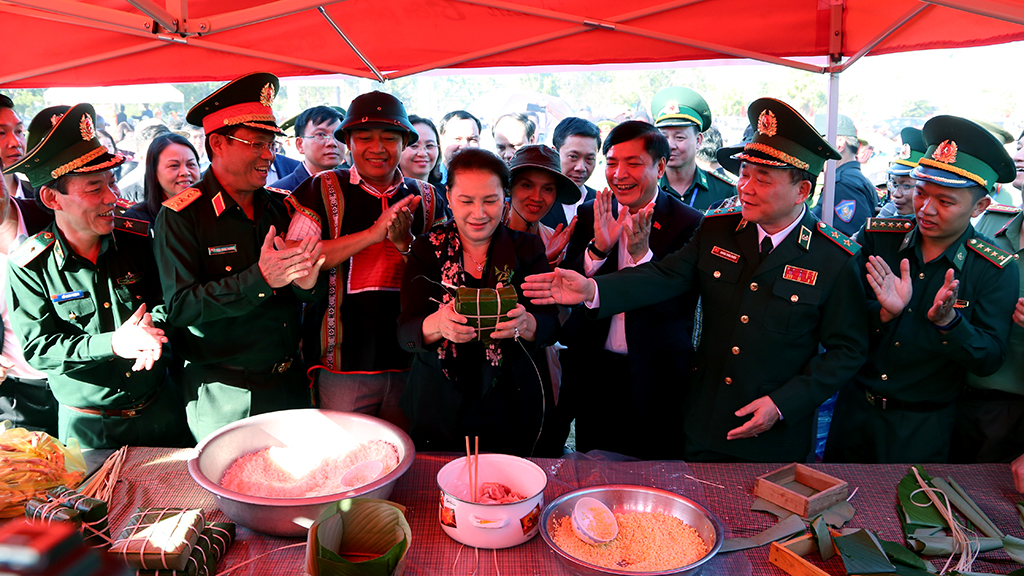 Chủ tịch Quốc hội Nguyễn Thị Kim Ngân tham gia “Xuân Biên phòng ấm lòng dân bản” tại xã Krông Na