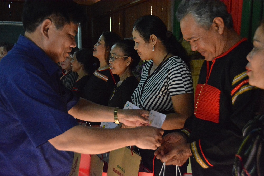 Thứ trưởng, Phó Chủ nhiệm Ủy ban Dân tộc Y Thông thăm, chúc Tết Nguyên đán đồng bào dân tộc thiểu số tại Buôn Alê A, thành phố Buôn Ma Thuột