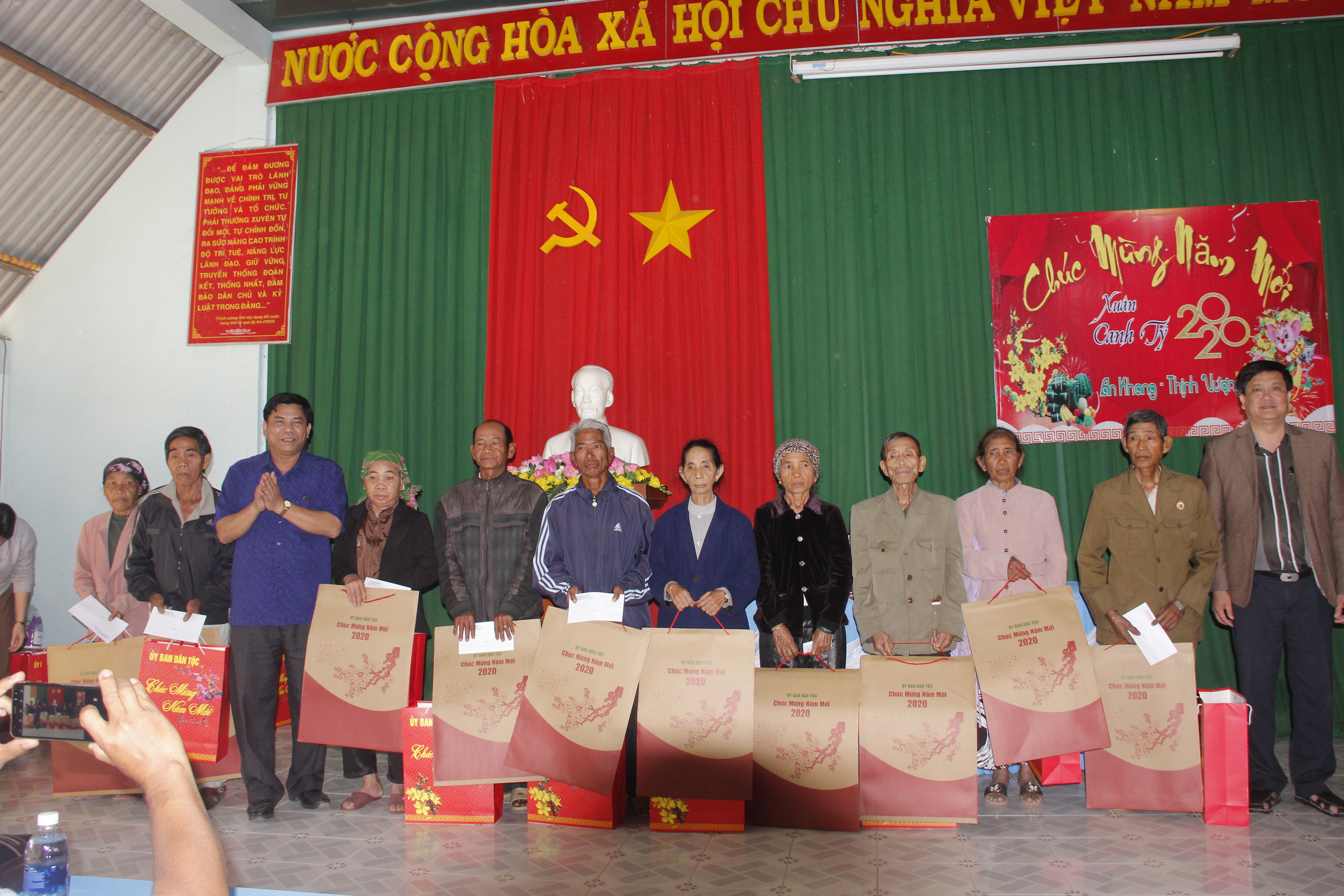 Đoàn công tác của Ủy ban Dân tộc thăm, tặng quà tại các xã đặc biệt khó khăn của huyện Krông Bông