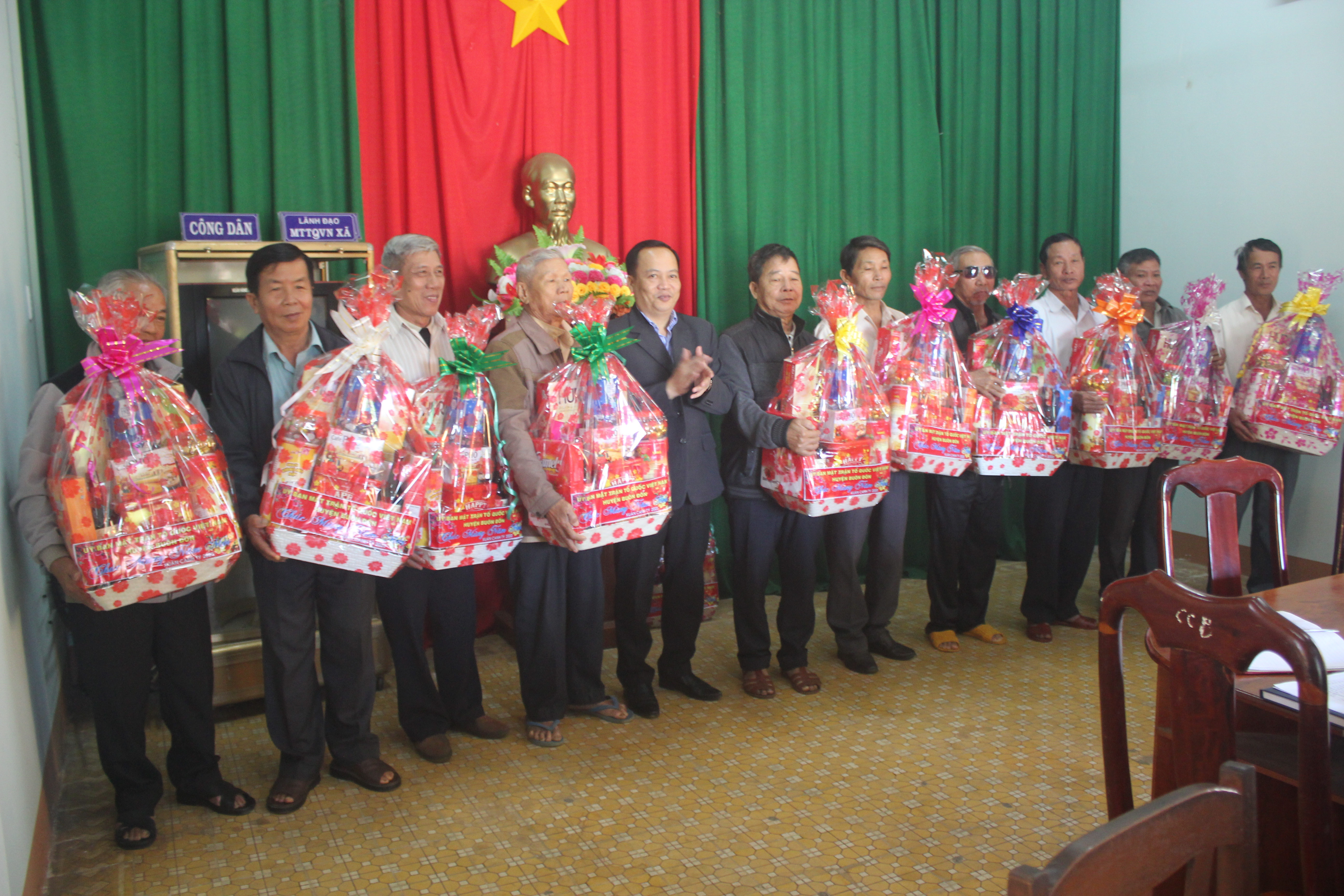 Tặng quà Tết cho người có uy tín và hộ đặc biệt khó khăn