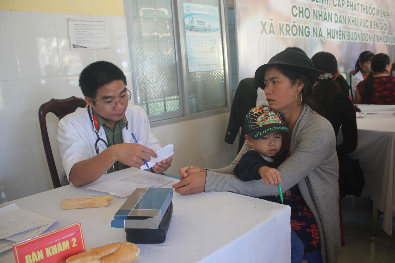 Khám bệnh, cấp phát thuốc miễn phí cho đồng bào biên giới xã Krông Na