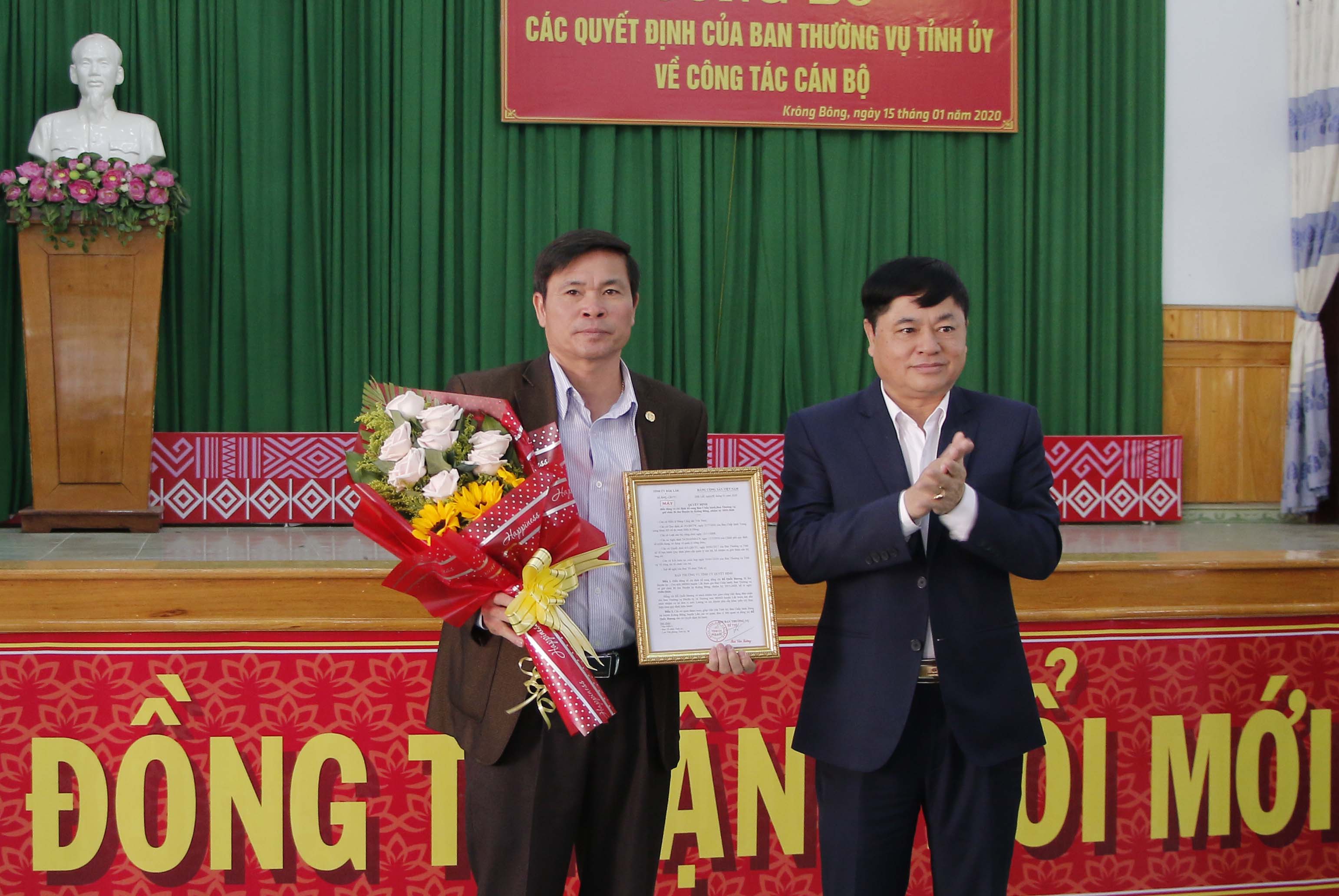 Công bố và trao quyết định của Ban Thường vụ Tỉnh ủy về công tác cán bộ