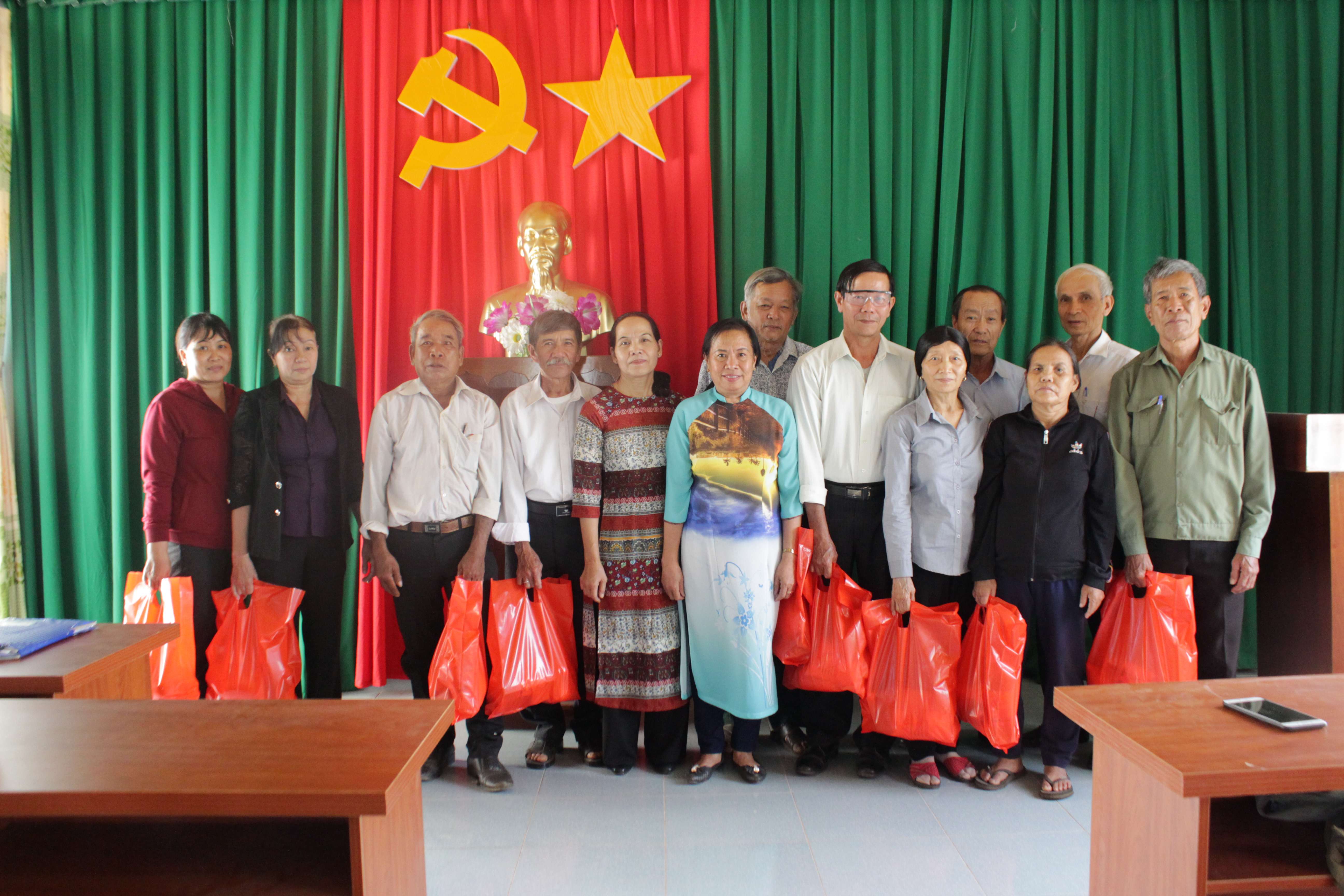 Hội người cao tuổi tỉnh tặng quà cho người cao tuổi nghèo