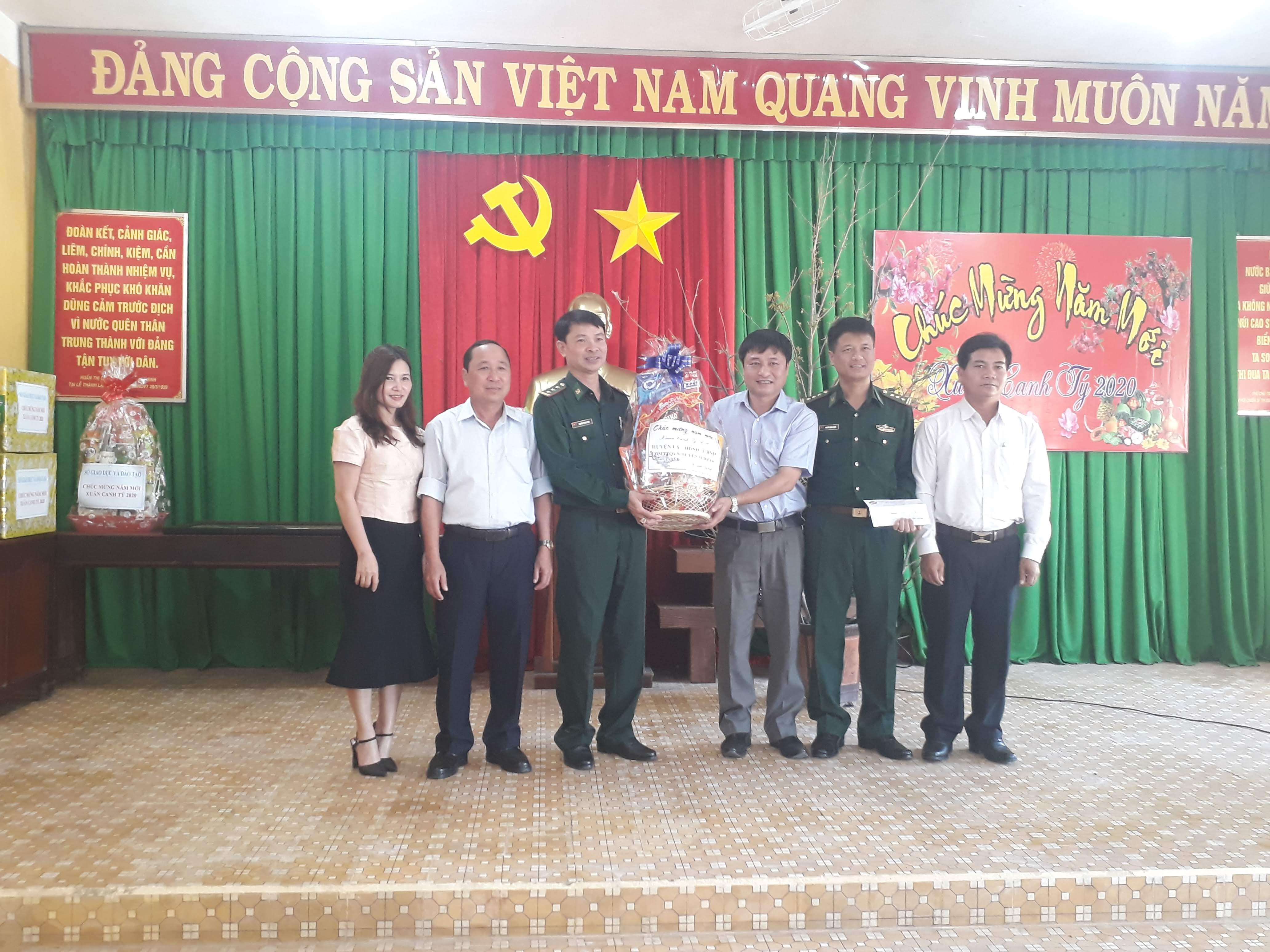 Lãnh đạo huyện M’Drắk thăm và chúc Tết Đồn Biên phòng Ia R’vê (Ea Súp)