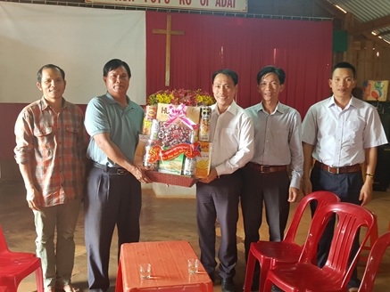 Lãnh đạo huyện Ea H’leo: Thăm, tặng quà các cơ sở tôn giáo trên địa bàn huyện nhân dịp Tết cổ truyền