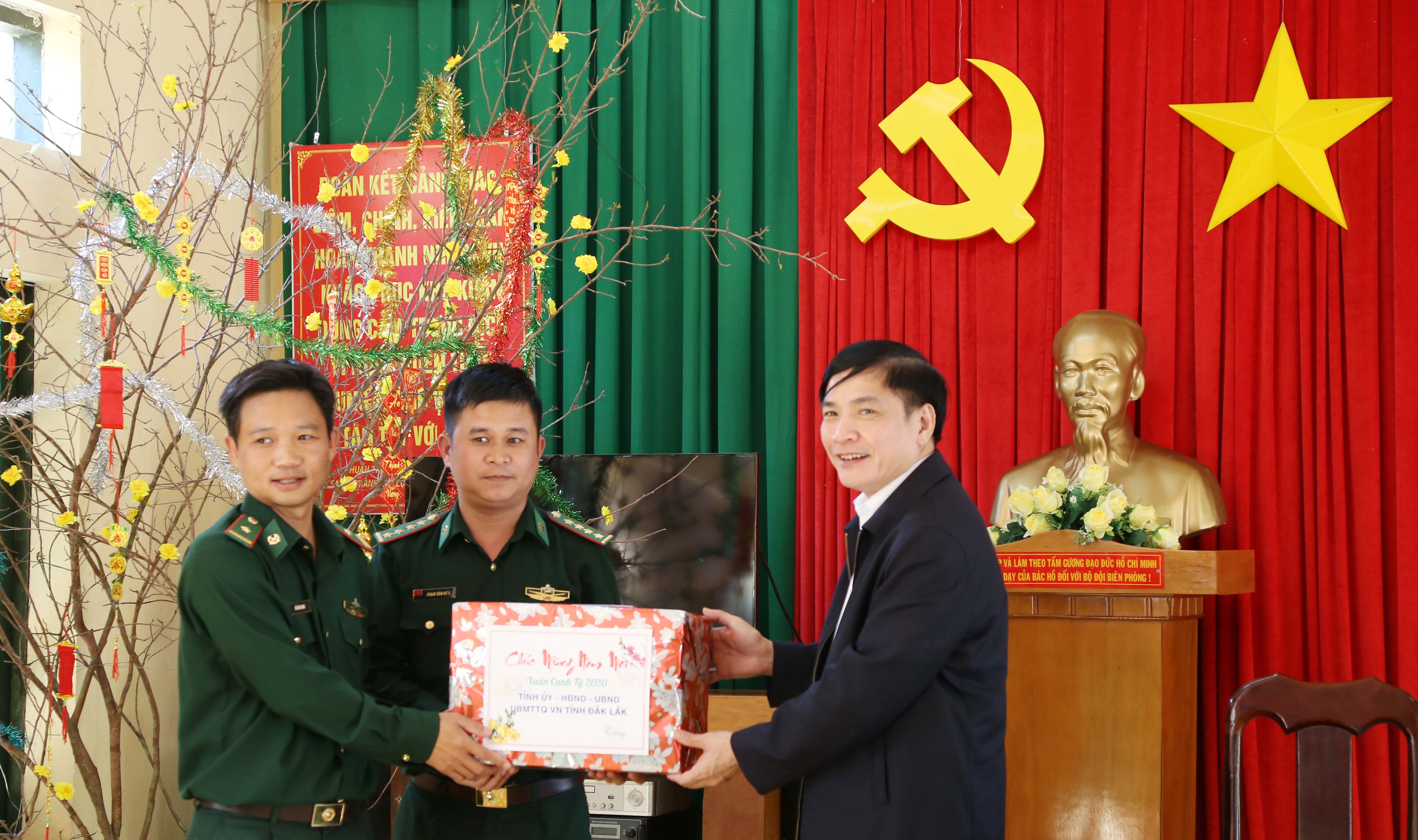 Bí thư Tỉnh ủy Đắk Lắk thăm và chúc Tết Bộ đội Biên phòng Đắk Lắk