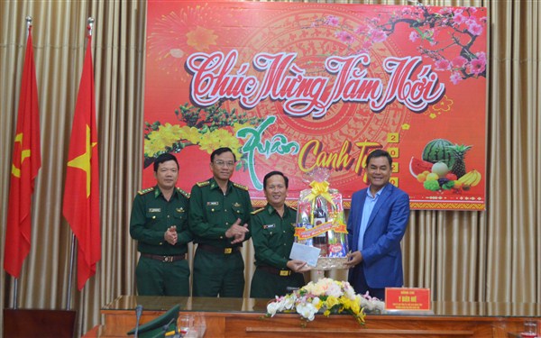 Phó Bí thư Tỉnh ủy, Chủ  tịch HĐND tỉnh Đắk Lắk thăm và chúc Tết Bộ đội Biên phòng Đắk Lắk