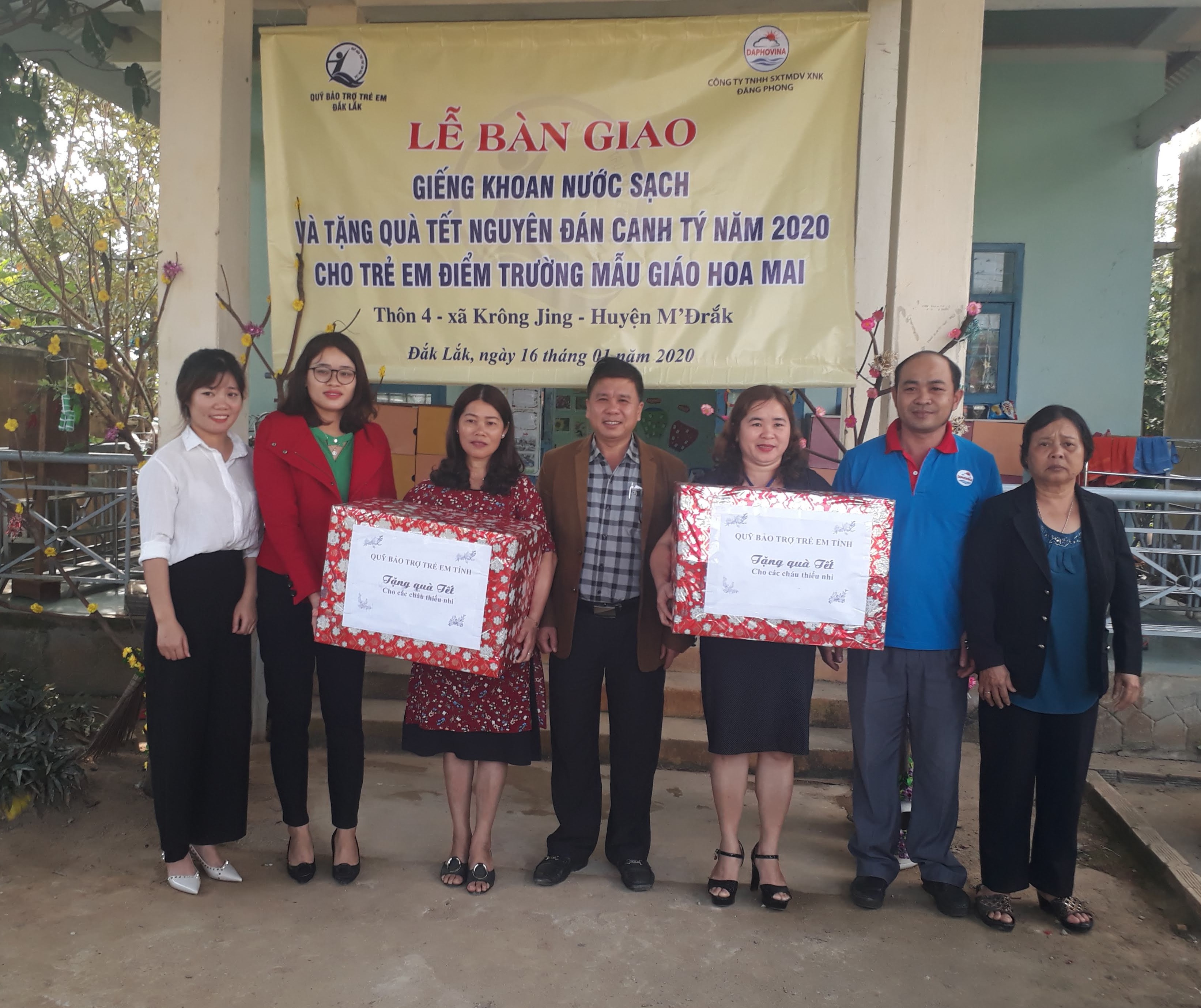 Lễ bàn giao giếng khoan nước sạch và trao quà Tết cho trẻ em hoàn cảnh khó khăn tại huyện M’Đrắk