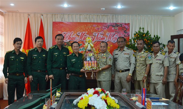 Ty Công an tỉnh Mondulkiri-Campuchia thăm và chúc Tết Bộ Chỉ huy Bộ đội Biên phòng tỉnh Đắk Lắk