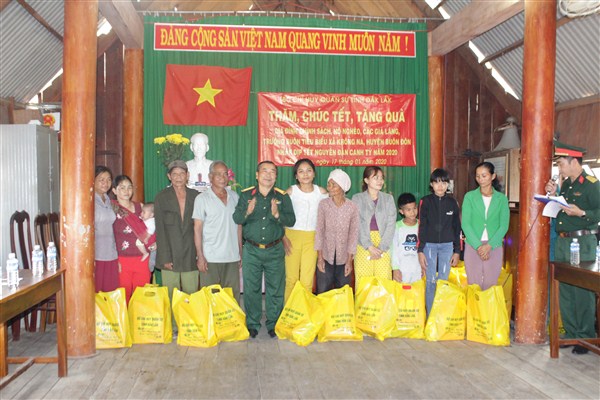 Bộ Chỉ huy Quân sự tỉnh thăm, chúc Tết, tặng quà các hộ nghèo và hộ gia đình chính sách tại buôn Đrăng Phôk xã Krông Na