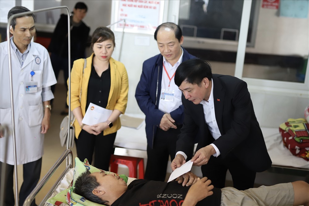 Lãnh đạo tỉnh Đắk Lắk thăm, tặng quà bệnh nhân nghèo điều trị tại Bệnh viện Đa khoa vùng Tây Nguyên