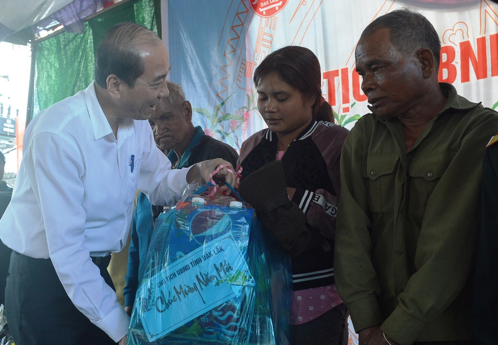 Chủ tịch UBND tỉnh Phạm Ngọc Nghị thăm và chúc Tết đồng bào buôn Dliêya A, huyện Krông Năng