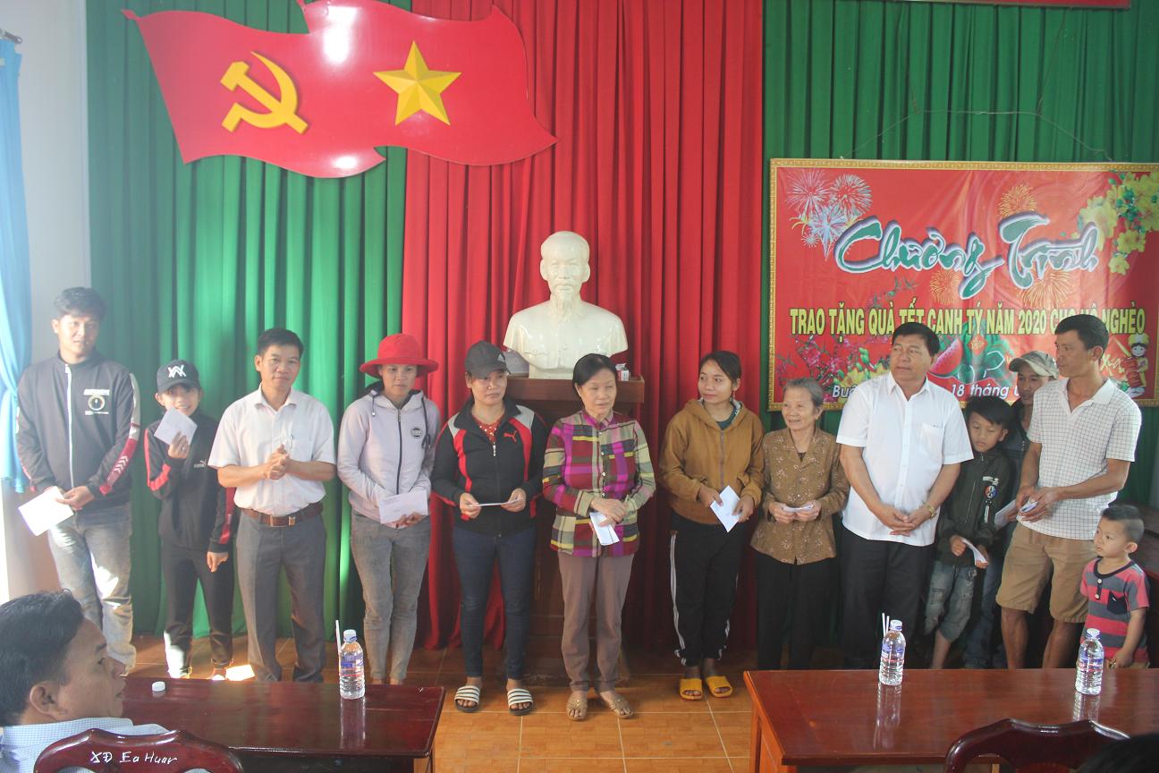 Tặng 100 suất quà Tết cho hộ nghèo xã Ea Wer và Ea Huar