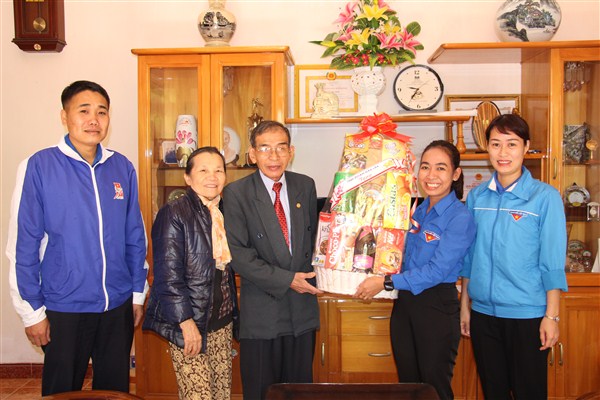 Thường trực Tỉnh đoàn thăm, chúc Tết các lão thành cách mạng