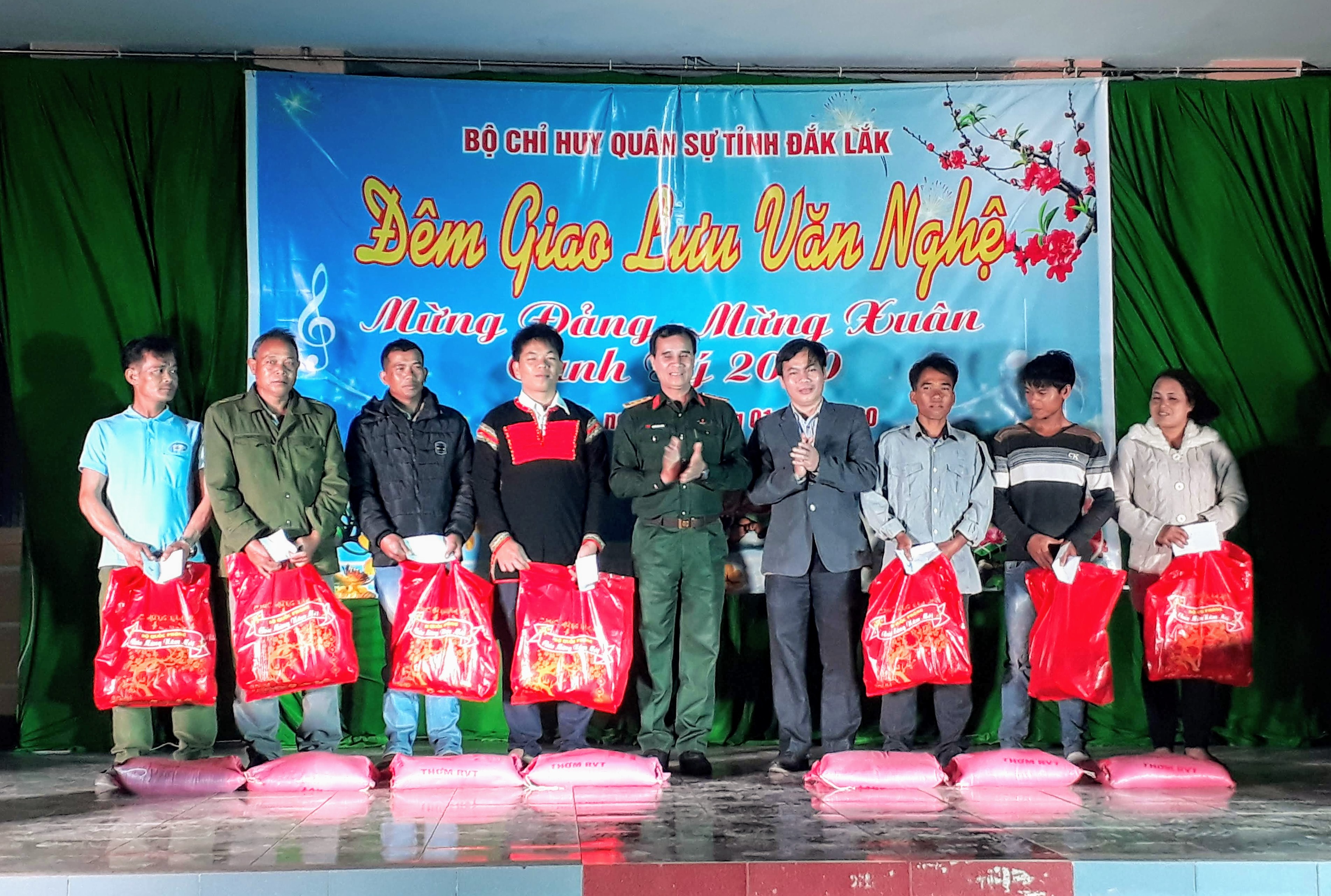 Giao lưu văn nghệ 