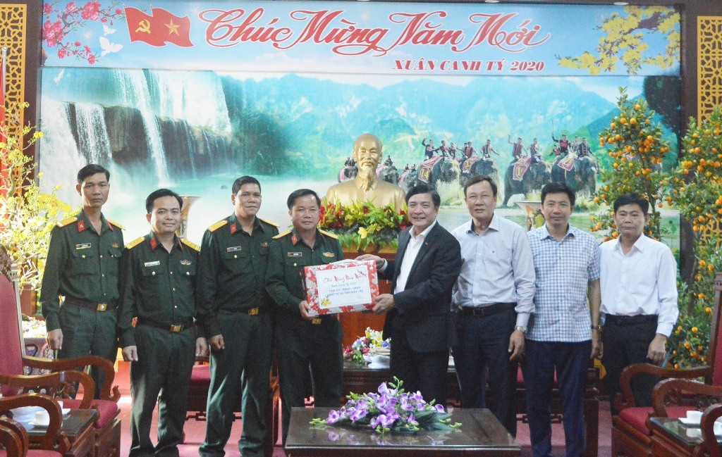 Bí thư Tỉnh ủy Bùi Văn Cường thăm và chúc Tết Bộ Chỉ huy quân sự tỉnh