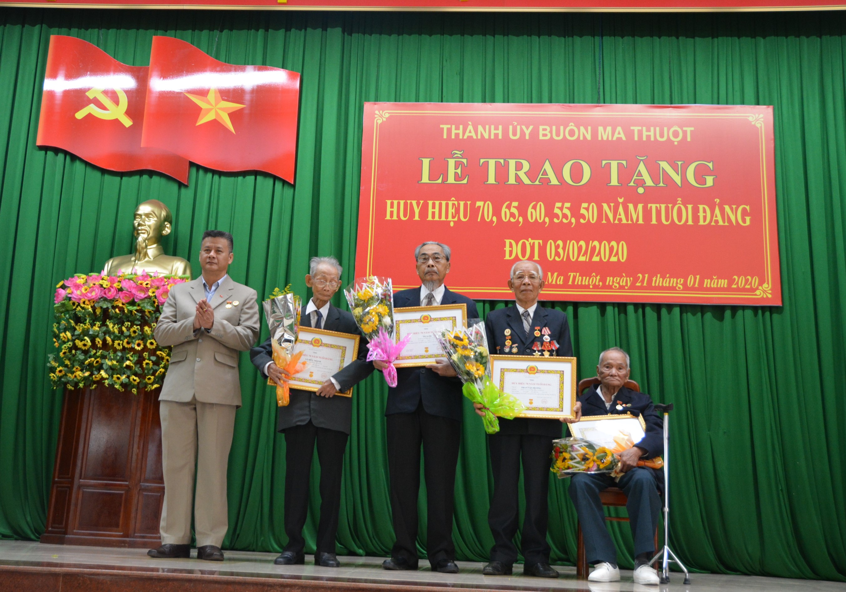 Thành ủy Buôn Ma Thuột, trao Huy hiệu Đảng cho 45 đảng viên nhân kỷ niệm 90 năm Ngày thành lập Đảng Cộng sản Việt Nam (3-2-1930 – 3-2-2020).