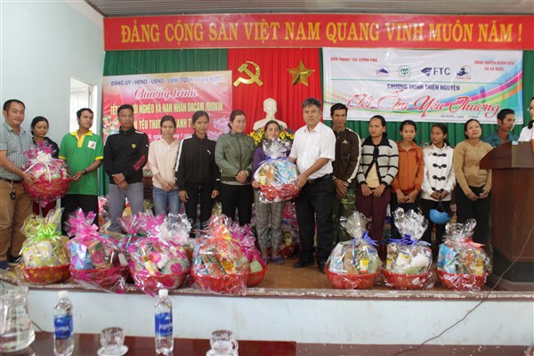 Hơn 200 suất quà Tết trao cho các hộ nghèo trên địa bàn xã Ea Nuôl